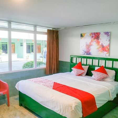 Super Oyo 3098 Hotel Sahabat Baru Singkawang Exteriér fotografie